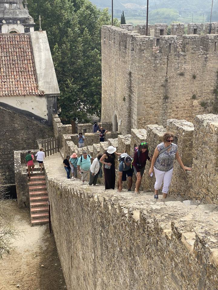 Touristes explorant une forteresse de pierre