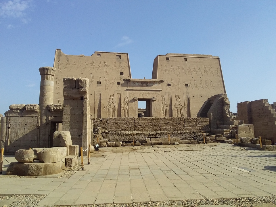 La façade d'un temple antique avec des sculptures en relief.