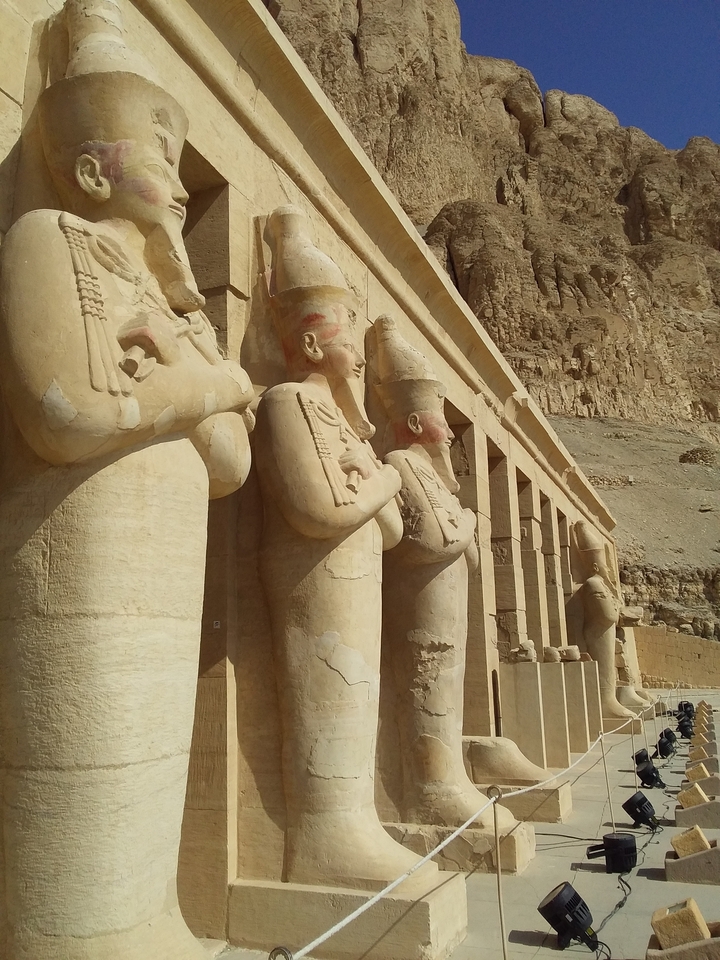 Des statues colossales et des sculptures complexes sur un temple.