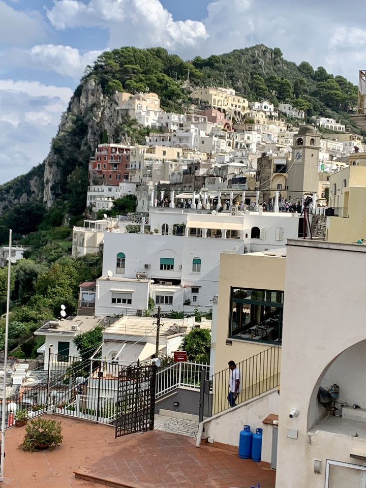 Maisons nichées sur une colline dans une ville côtière italienne.