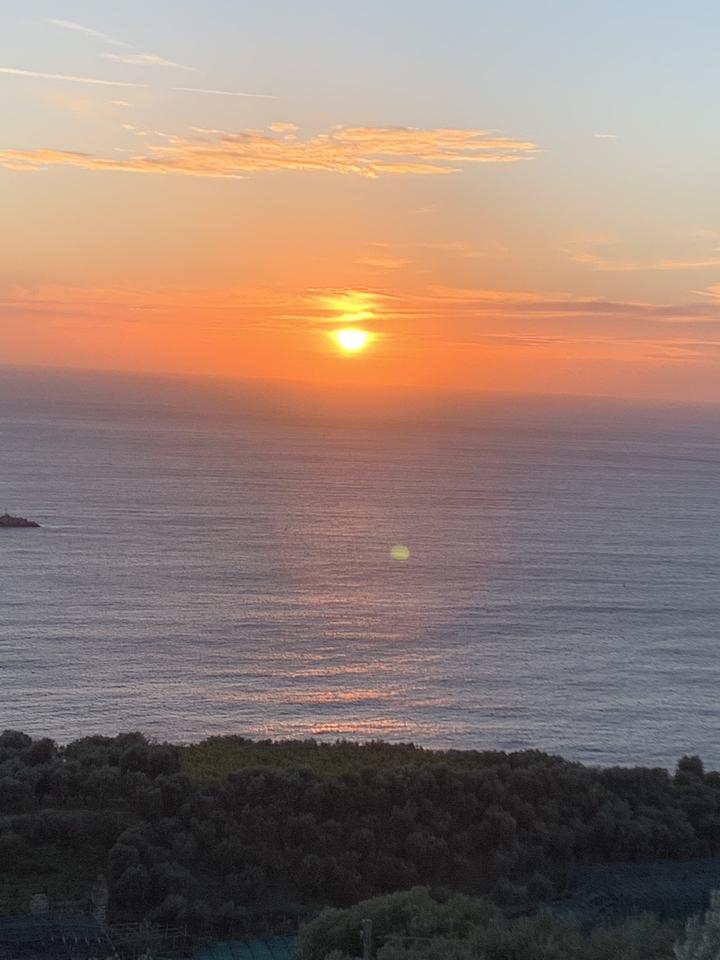 Un magnifique coucher de soleil sur l'océan.
