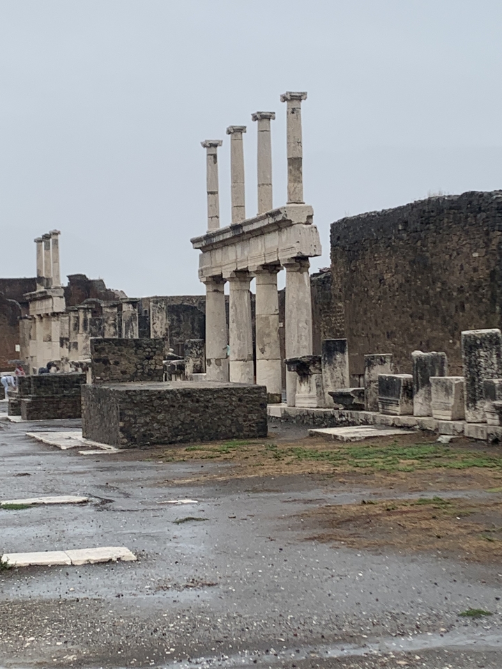 Ruines de structures anciennes avec des colonnes de pierre.