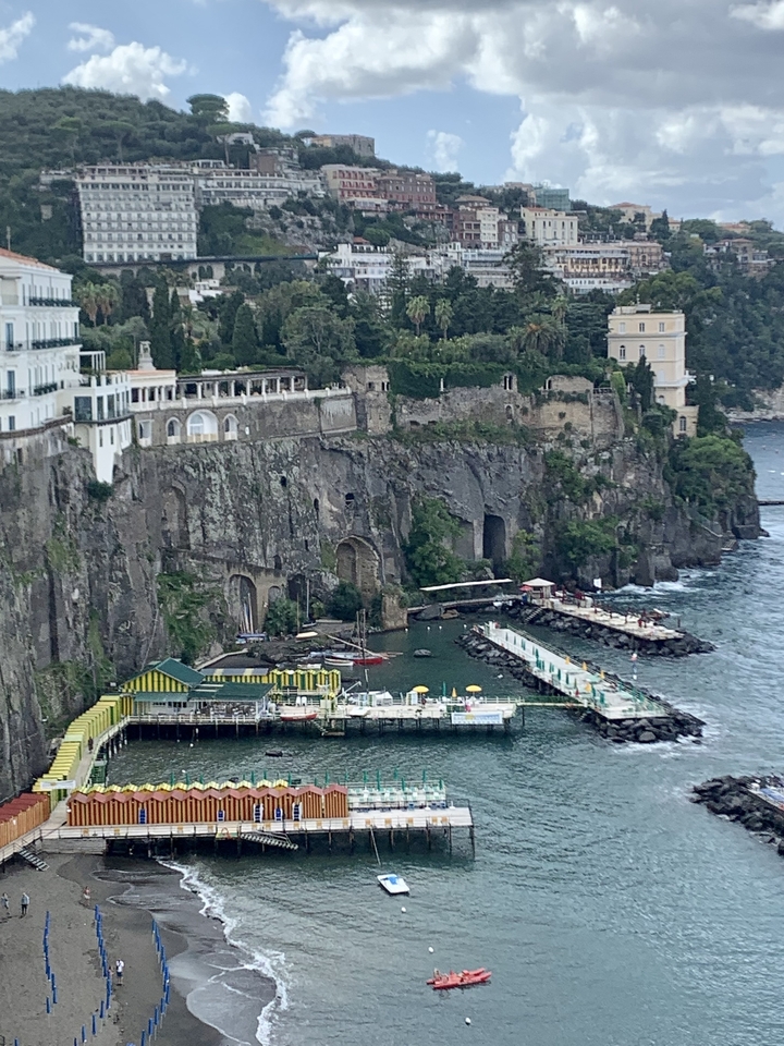 Vue côtière pittoresque avec des bâtiments sur une falaise.