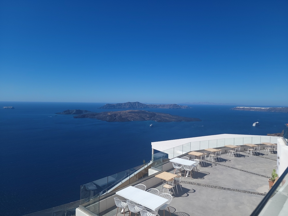 Vue panoramique sur la mer avec des îles et des bateaux, vue depuis un balcon.