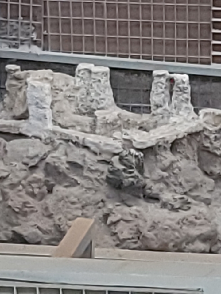 Image floue de ruines antiques.