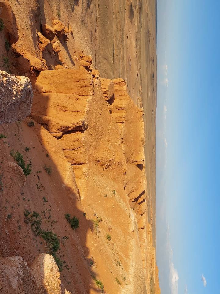 Paysage et terrain rocheux avec des falaises escarpées.