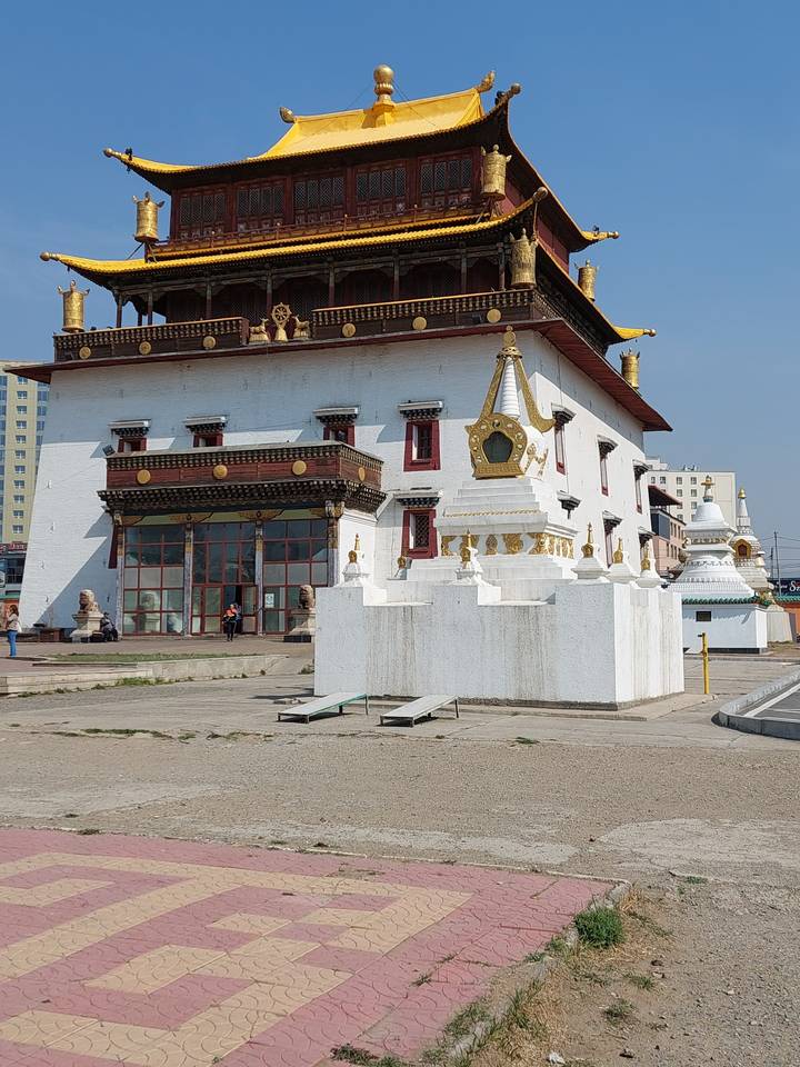 Temple bouddhiste avec des statues religieuses et des décorations.