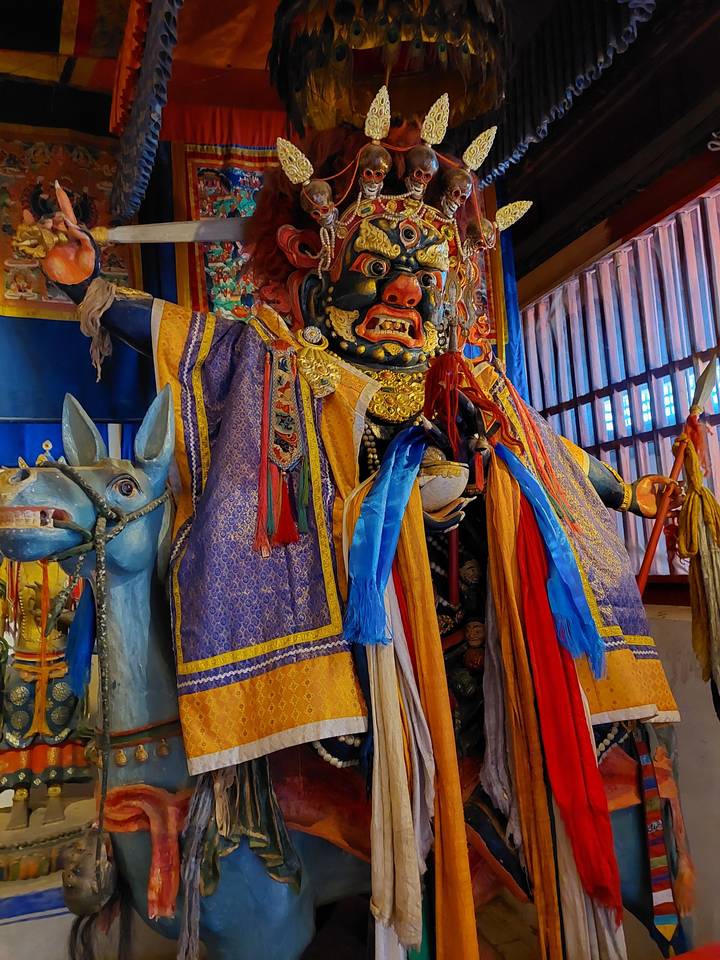 Statue religieuse élaborée avec des décorations colorées.