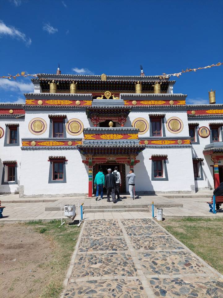 Bâtiment traditionnel avec des décorations de toit élaborées.