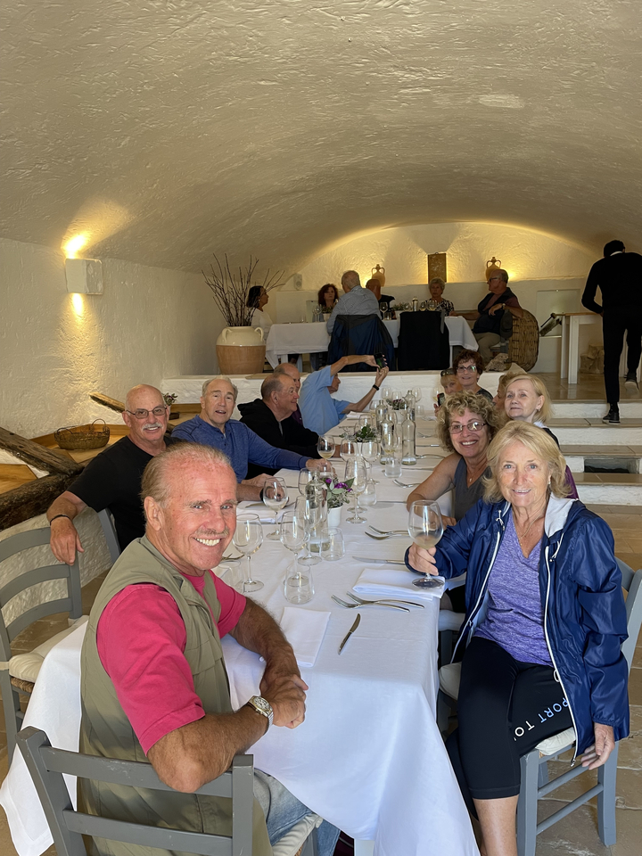 Grand groupe de personnes dînant à une table de restaurant.