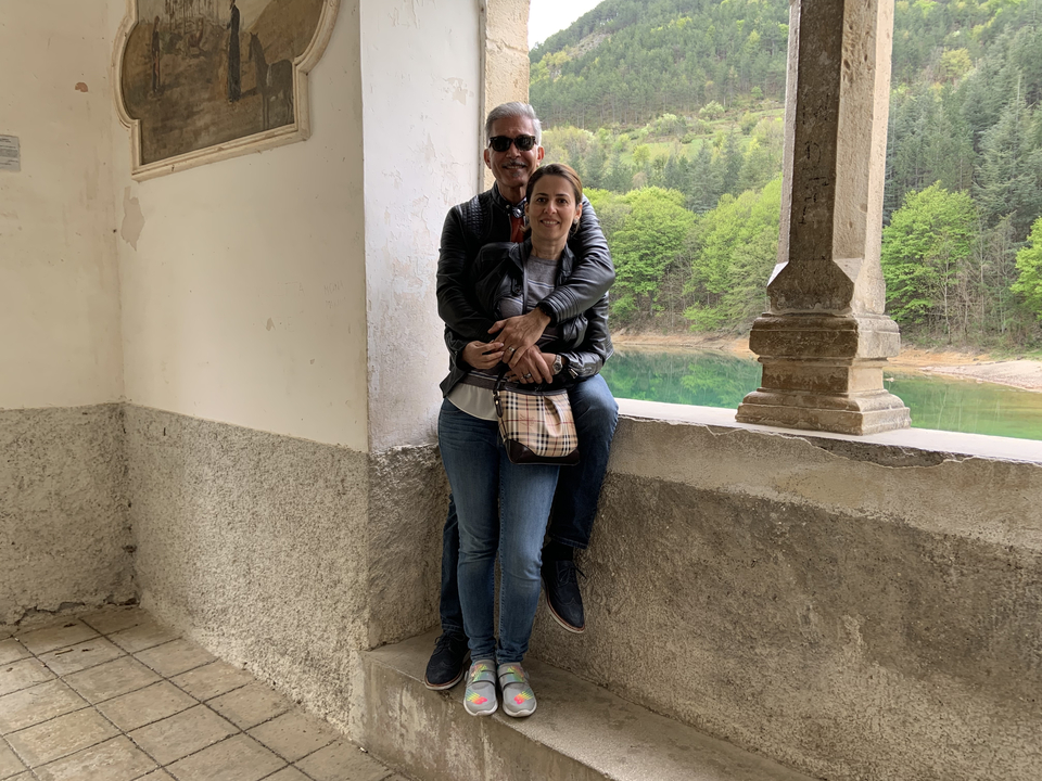 Couple posant dans un couloir ouvert avec un arrière-plan pittoresque.