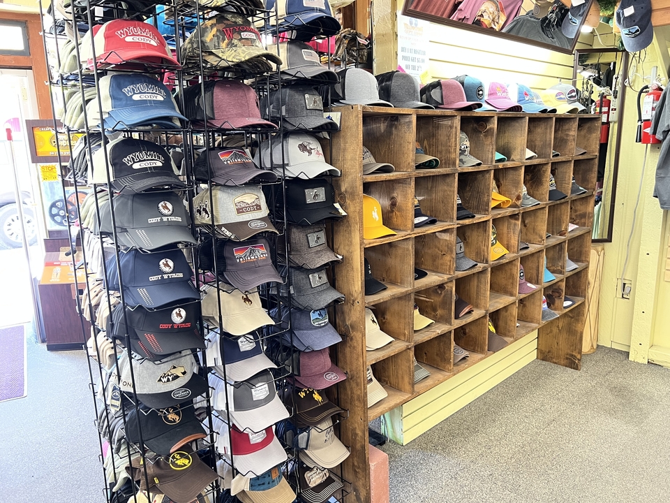 Présentation de diverses casquettes dans un magasin.