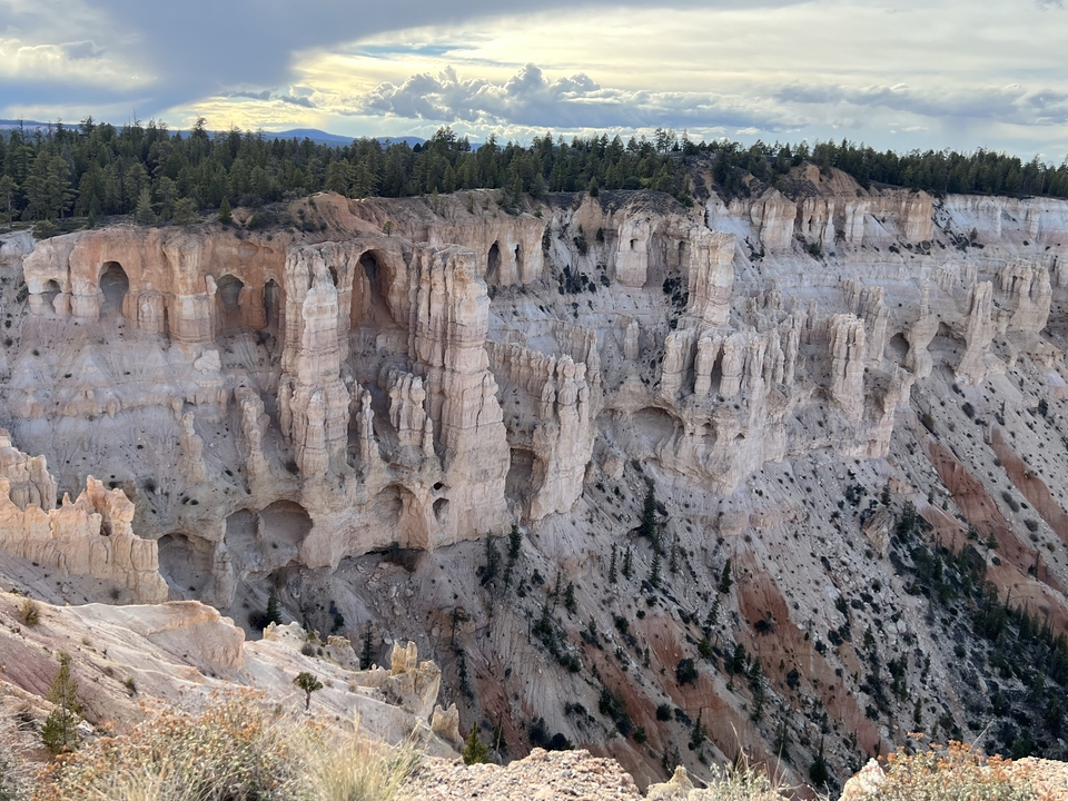 Vue du Bryce Canyon avec ses formations rocheuses emblématiques appelées cheminées de fées.