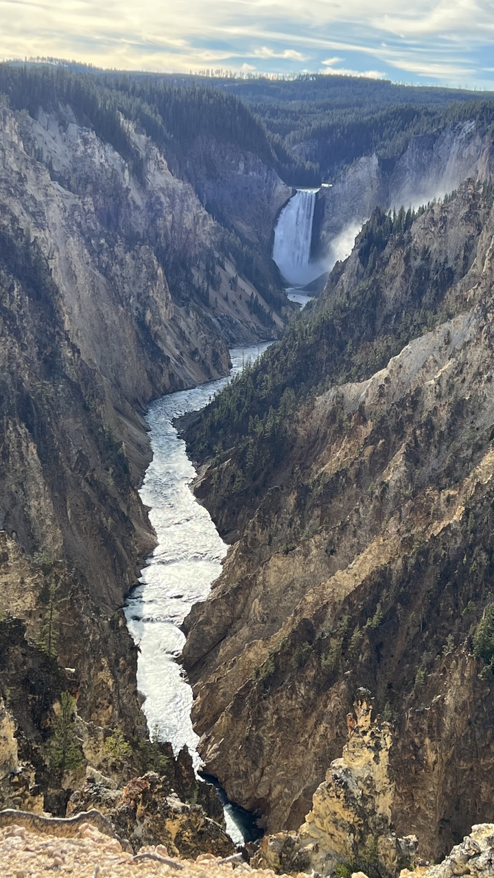 Canyon avec une rivière qui le traverse, entouré de falaises rocheuses.