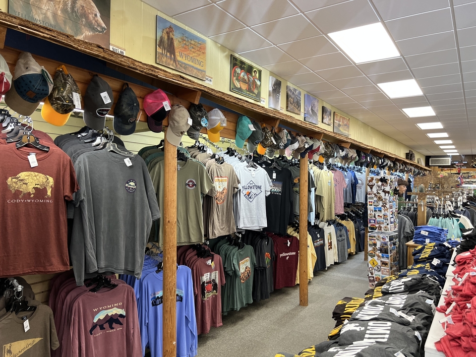 Intérieur d'une boutique de souvenirs avec des vêtements et des accessoires.