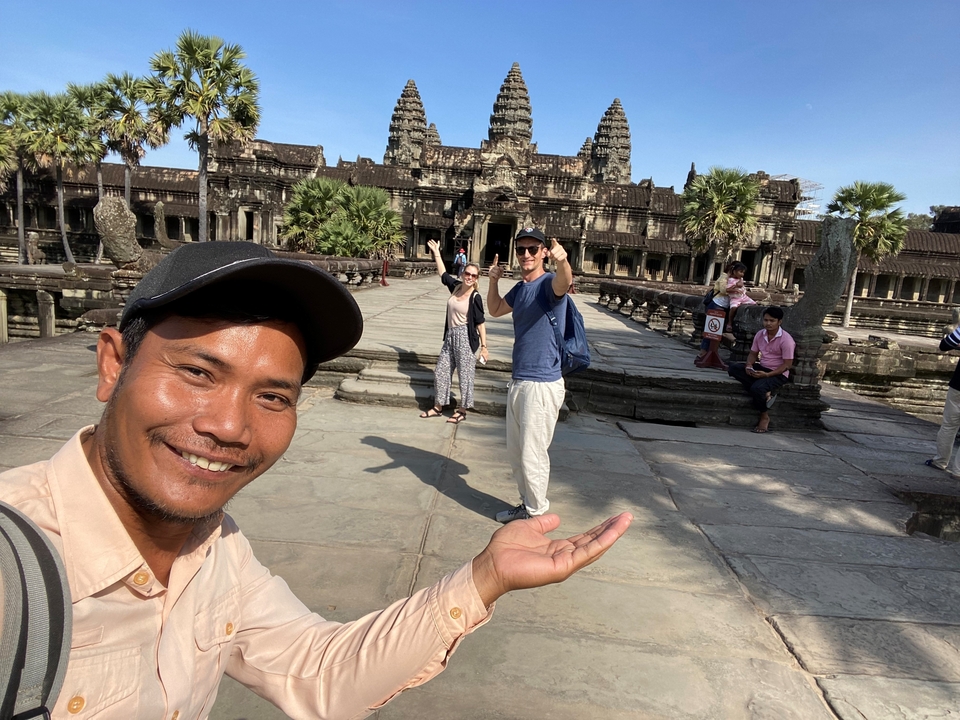 Des touristes devant le temple d'Angkor Vat.