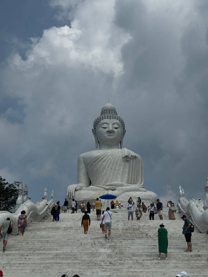 Grande statue de Bouddha avec des touristes.