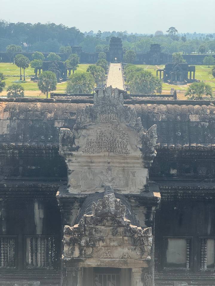 Architecture de temple ornée avec sculptures.