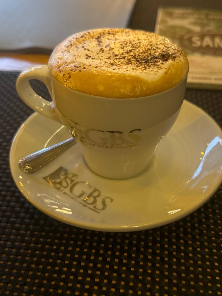 Tasse de café sur une table.