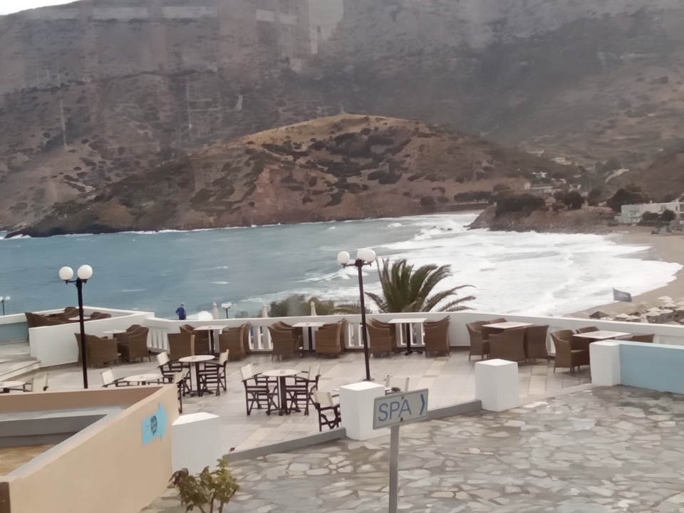 Vue côtière avec terrasse vide et arrière-plan montagneux