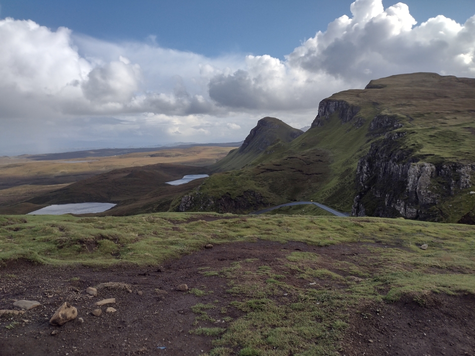 Paysage dramatique avec montagnes et lacs