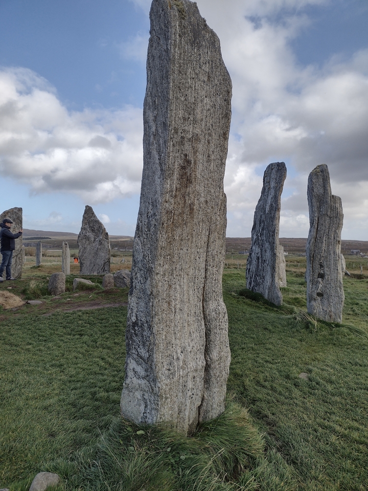 Menhirs dans un champ avec des nuages épars