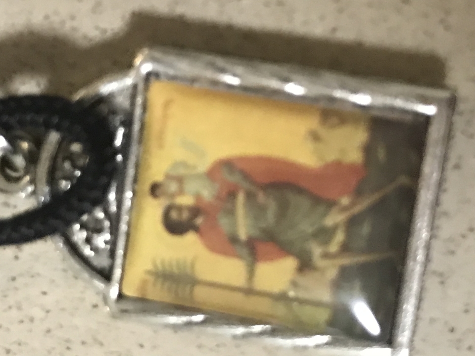 Gros plan flou d'un pendentif icône.