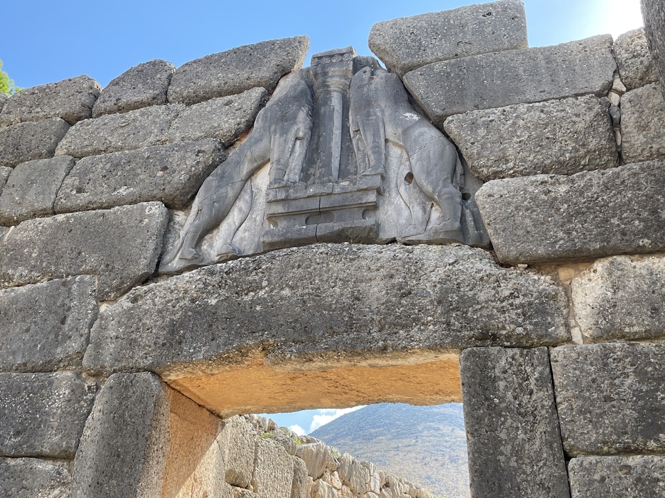 Célèbre porte en pierre avec des lions sculptés au sommet.