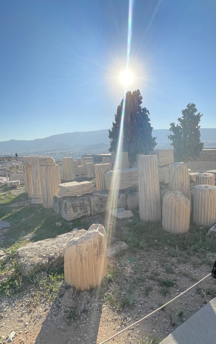 Ruines de colonnes de pierre avec reflets de lentille au premier plan.
