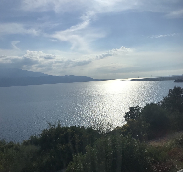 Beau paysage marin avec des montagnes au loin.