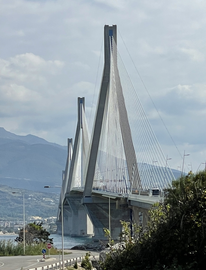 Grand pont à haubans au-dessus de l'eau.
