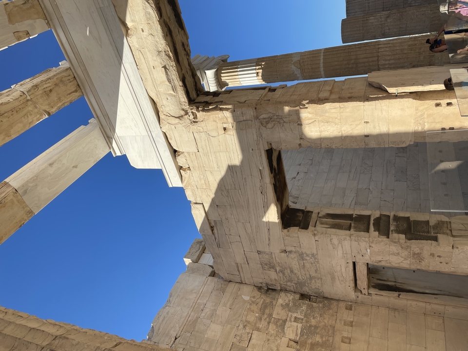 Ruines antiques avec ciel bleu vues d'en bas.