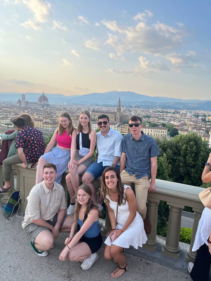Groupe de personnes avec le paysage urbain de Florence en arrière-plan.