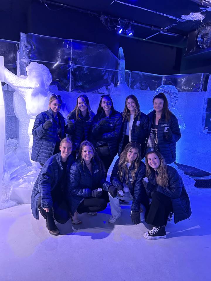 Un groupe de personnes dans une pièce avec des sculptures de glace.