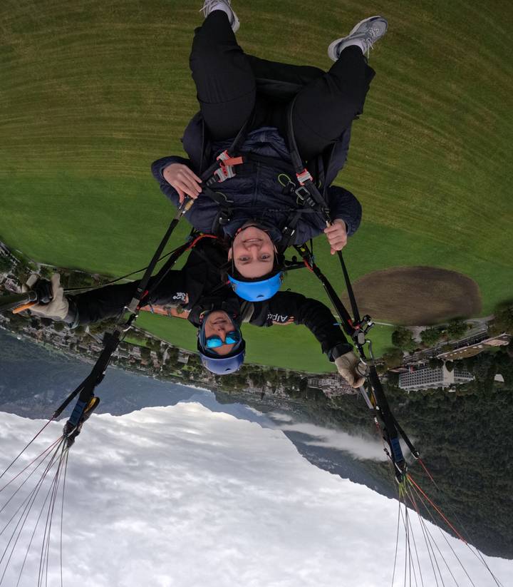 Expérience de parapente en tandem au-dessus d'un paysage pittoresque.