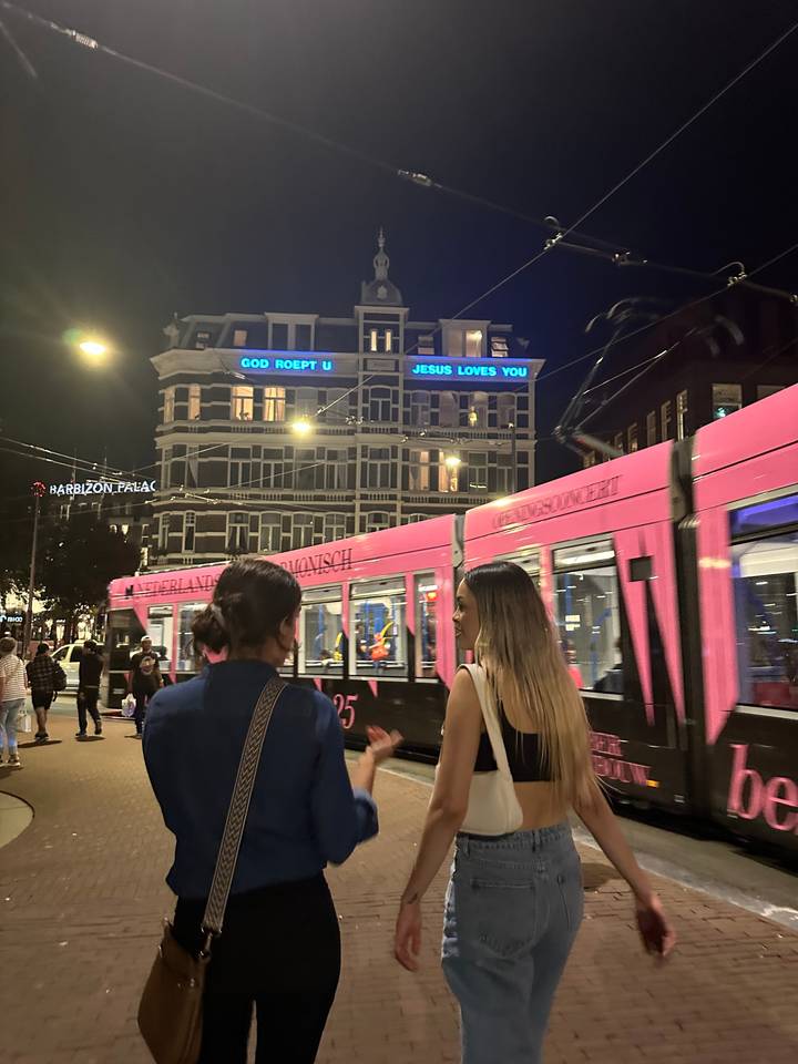 Deux femmes marchant dans une rue de la ville la nuit.