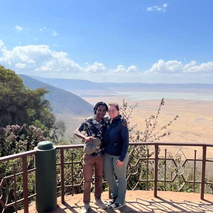 Couple posant avec une vaste vallée désertique en arrière-plan.