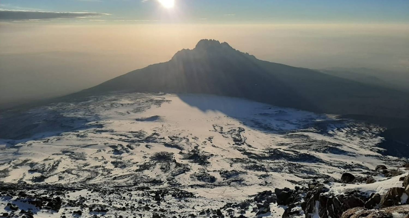 Vue panoramique d'une montagne enneigée avec l'ombre d'un sommet.