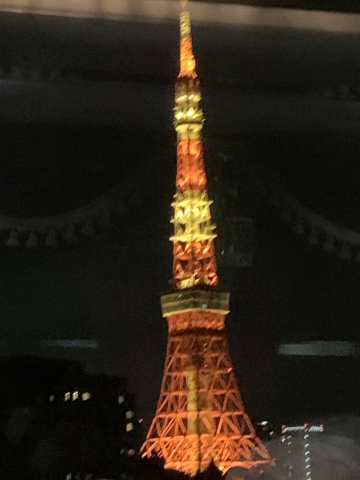 Une tour illuminée la nuit, mal orientée.