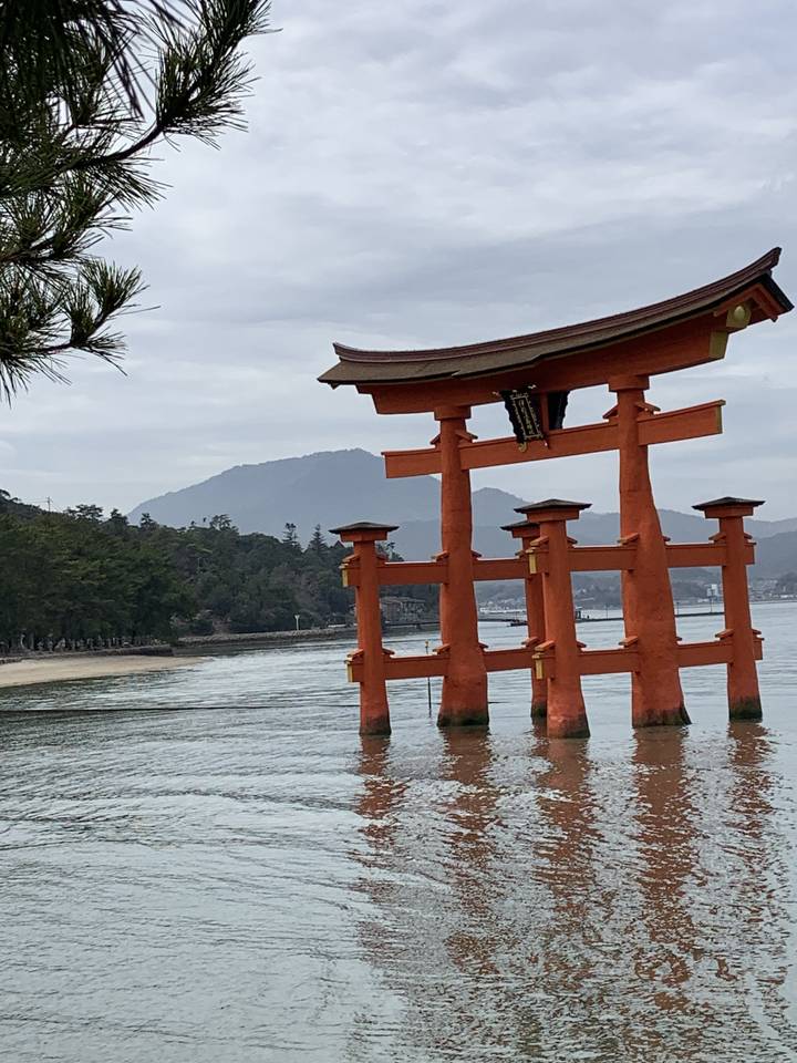 Portique torii traditionnel sur l'eau, orienté incorrectement.