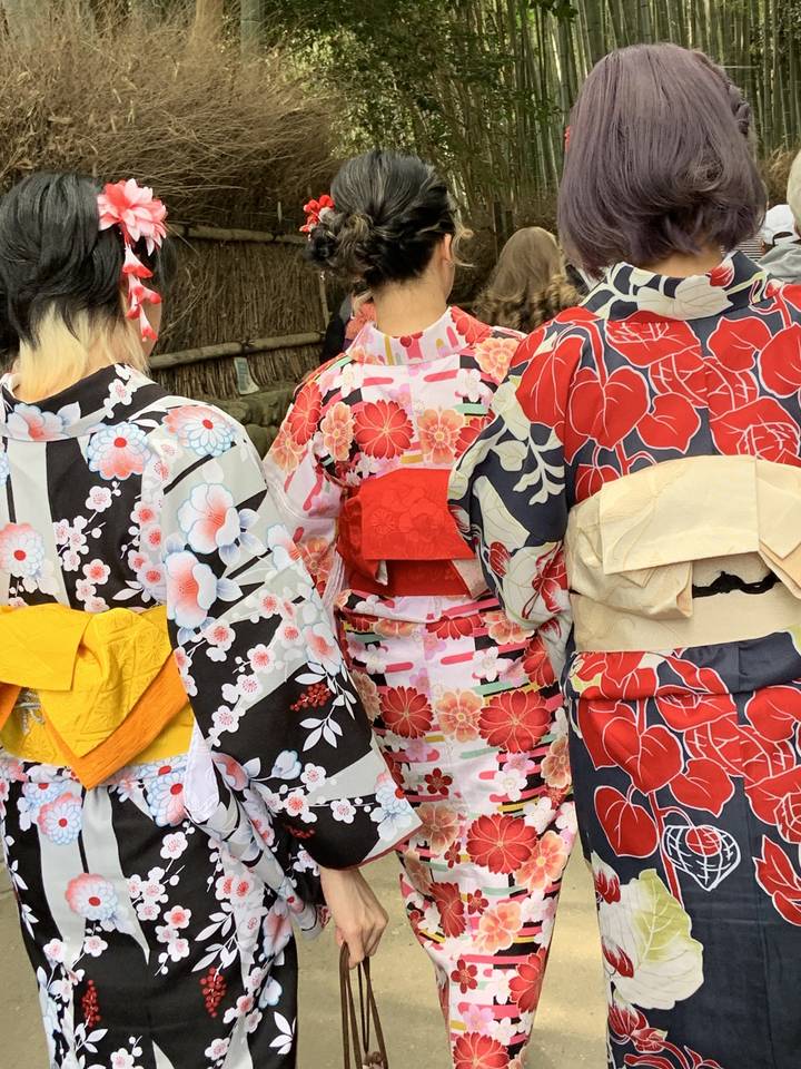 Groupe de personnes portant des kimonos colorés, mal orientés.