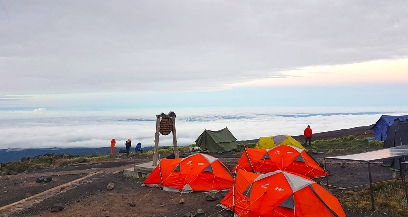 Alpinistes dans un camp de montagne au-dessus des nuages.