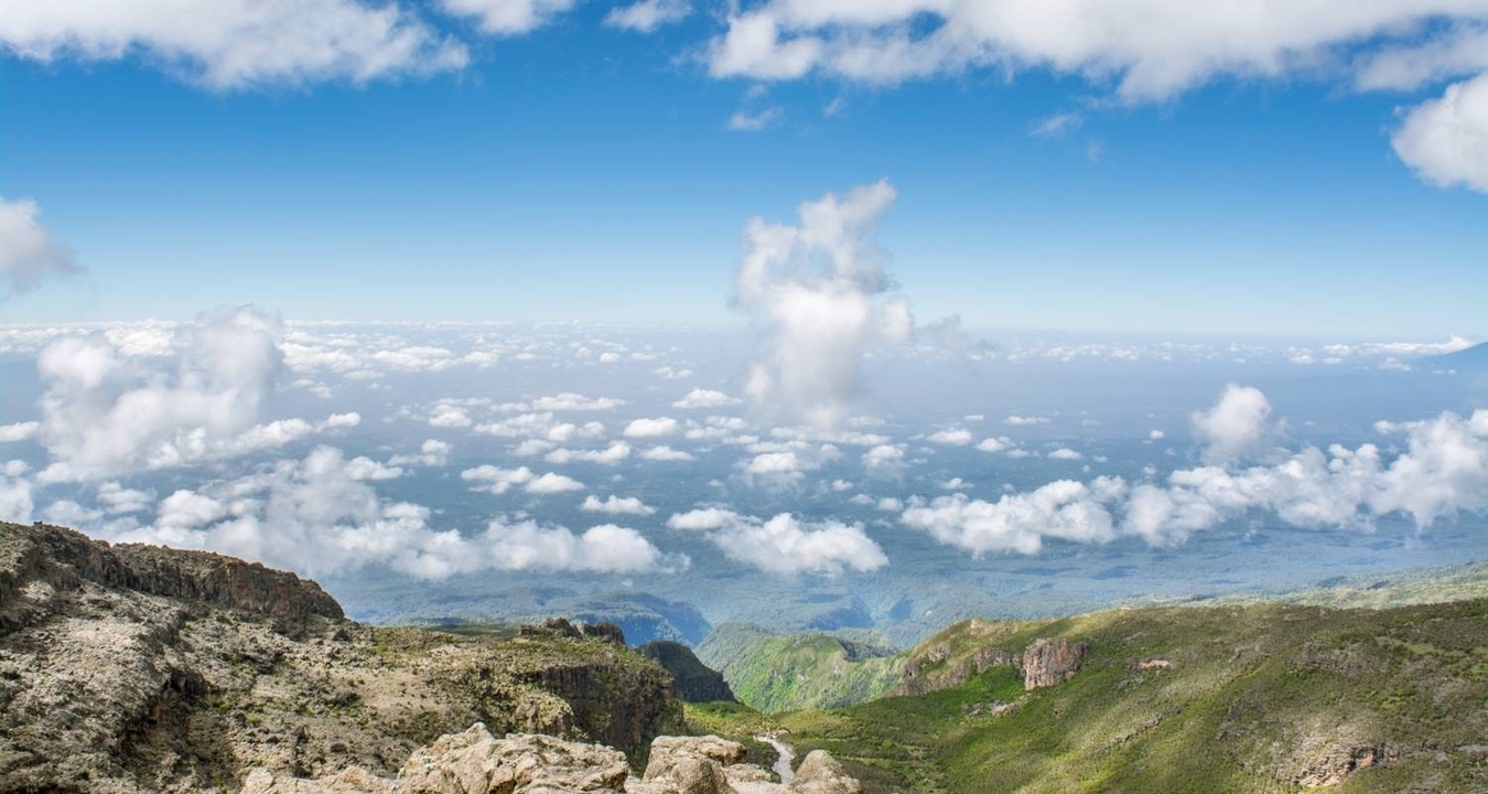 Vue à couper le souffle depuis un sommet de montagne.