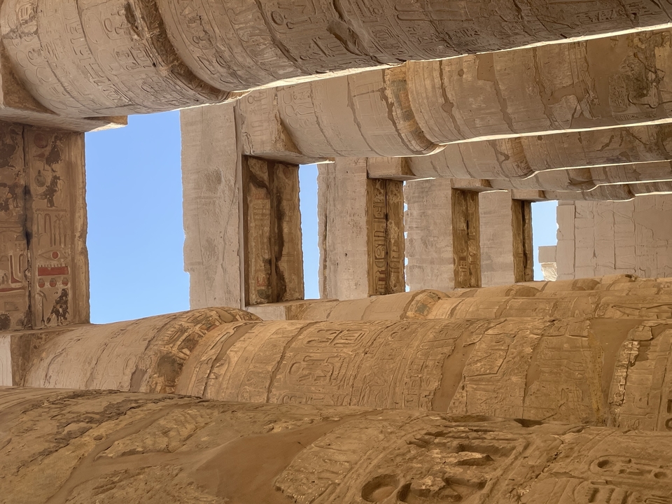 Intérieur d'un temple ancien avec des piliers et des sculptures
