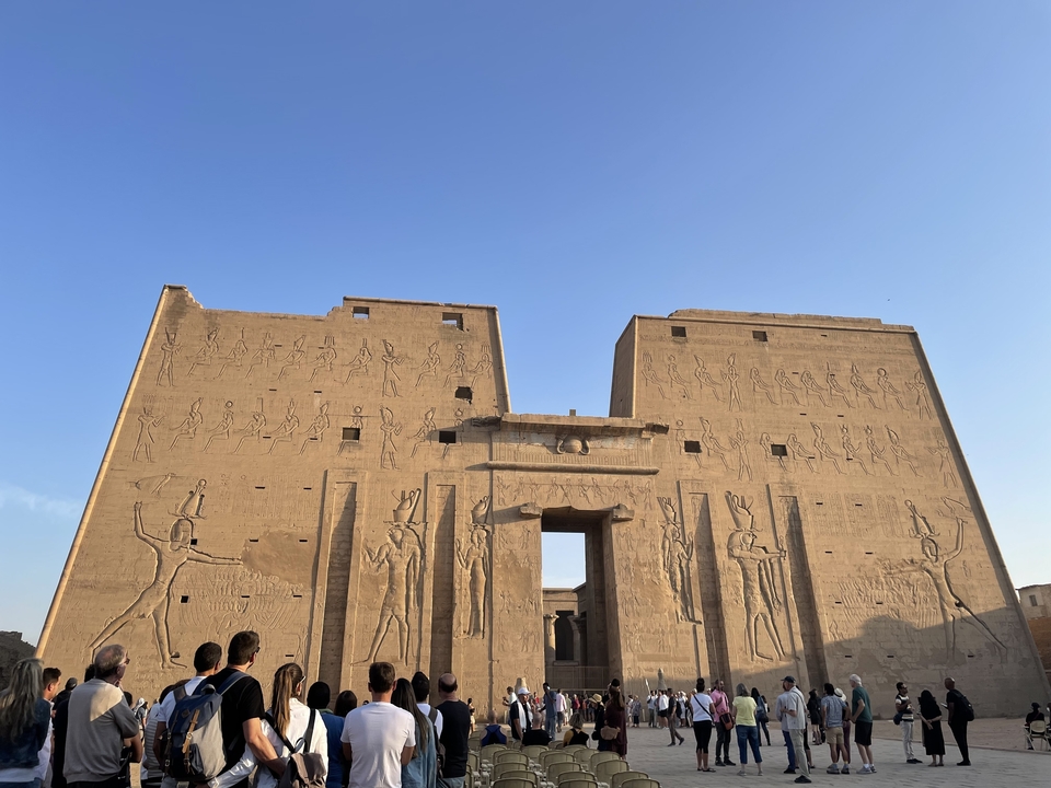 Complexe de temples avec de grands reliefs en pierre et des visiteurs