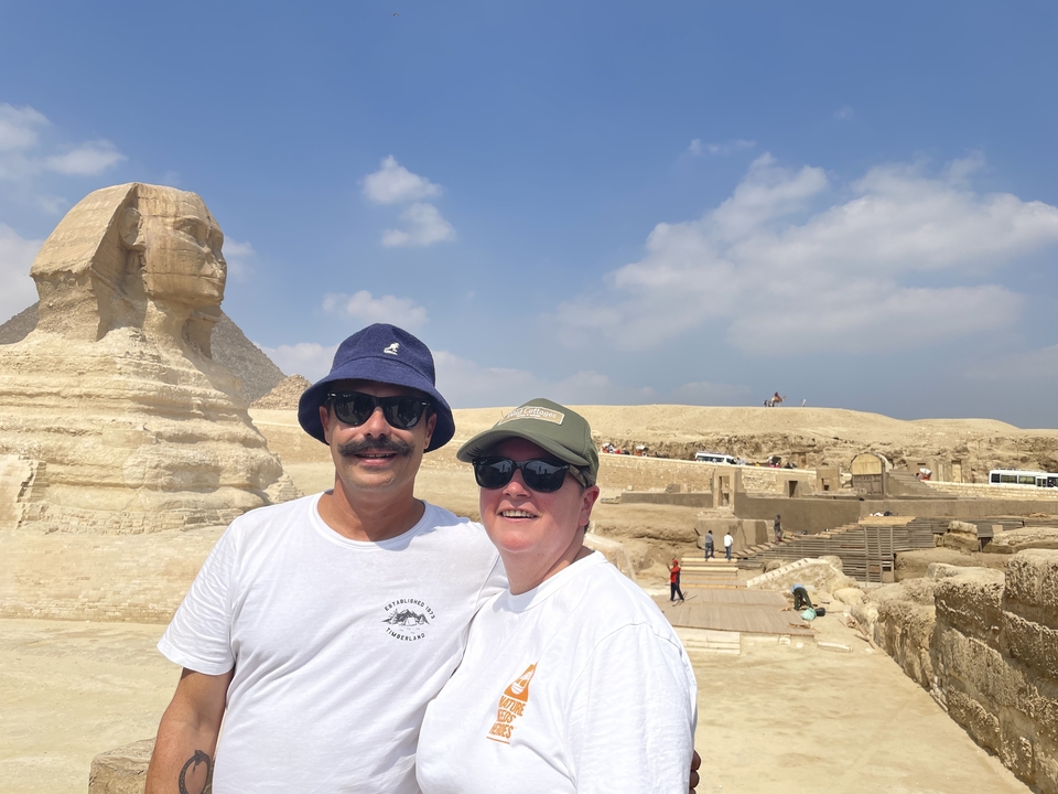 Touristes posant avec le Sphinx