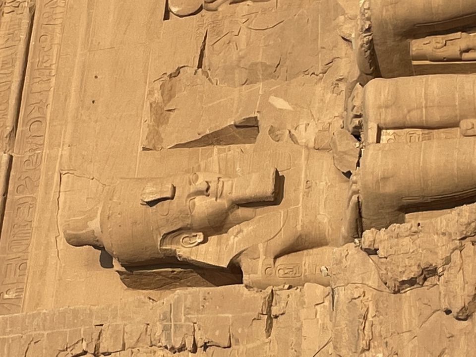 Statue égyptienne antique sculptée