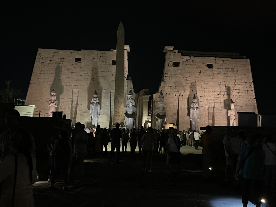 Temple de Louxor la nuit avec des touristes