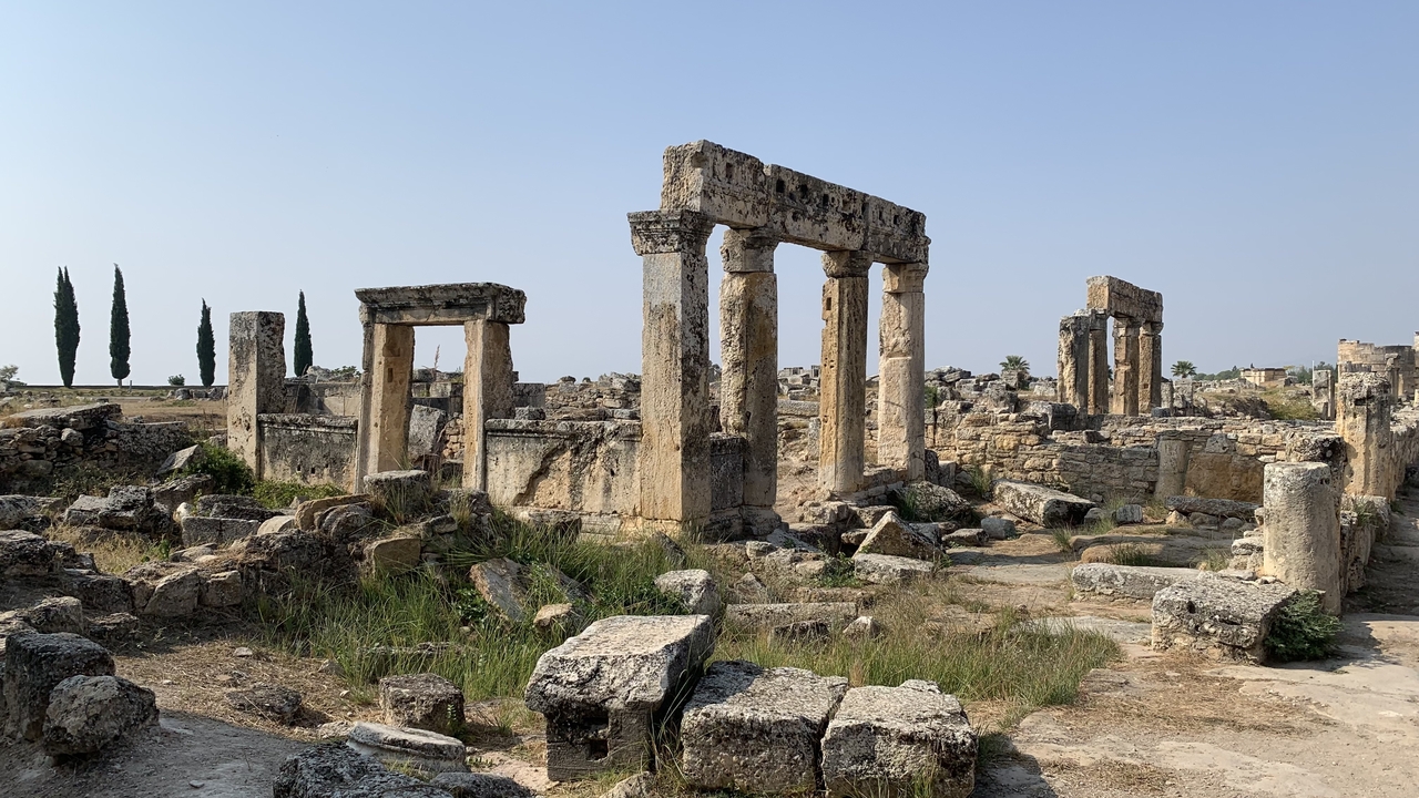 Ruines avec colonnes debout dans un site archéologique.