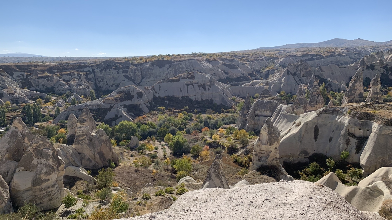 Paysage de vallée avec des formations rocheuses uniques.